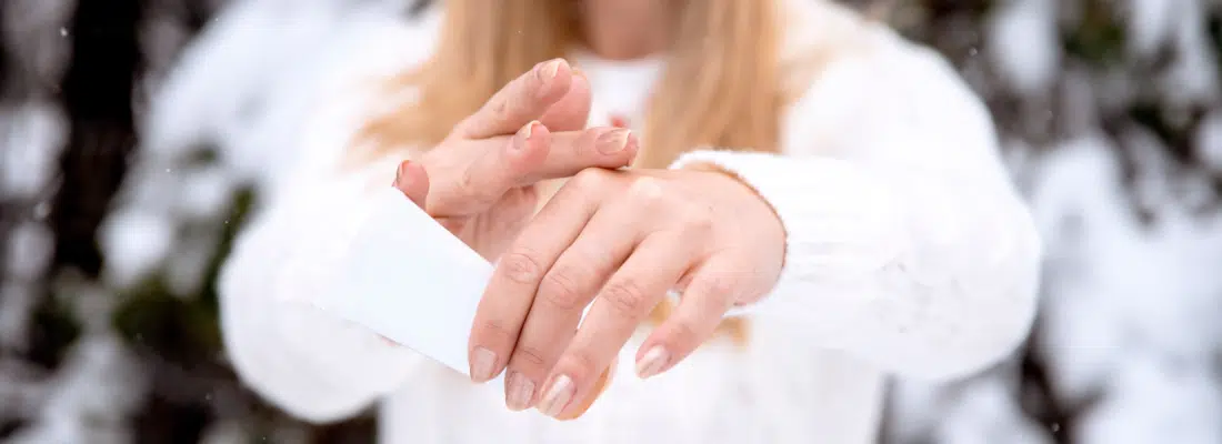 les mains d'une femme sous la neige