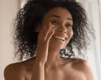 C'est une femme qui traite ses poches/cernes.
