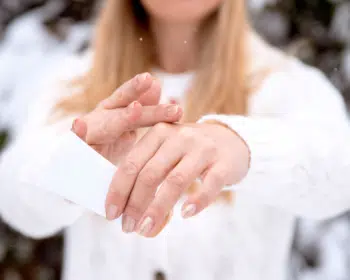 femme qui hydrate ses mains